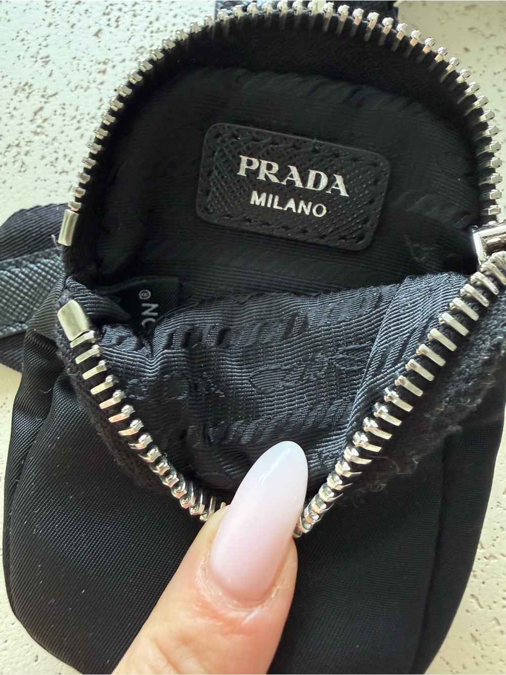 Prada Re-Edition 2005 detachable logo strap with pouch - Picture 8 of 13